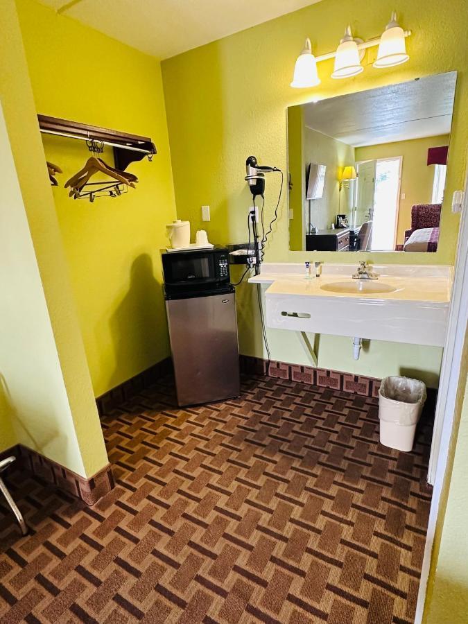 American Inn Princeton Bagian luar foto